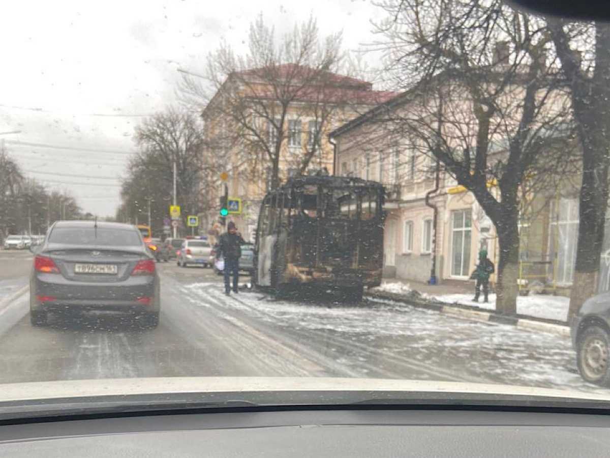 В Новочеркасске на Московской дотла сгорел автобус