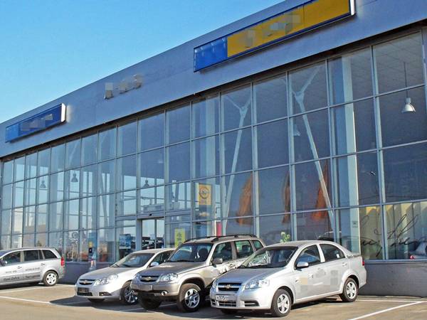 Авторынок шагает к пропасти: в Ростове распродают последние «Шевроле» и «Опели» Авторынок шагает к пропасти: в Ростове распродают последние «Шевроле» и «Опели»