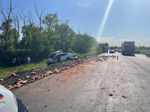 Под Новочеркасском в лобовом ДТП с грузовиком погиб водитель иномарки