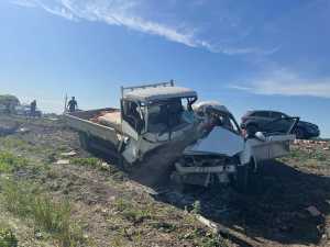 Под Новочеркасском в лобовом ДТП с грузовиком погиб водитель иномарки