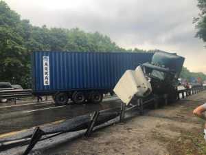 Водитель грузовика попал в аварию по пути в Новочеркасск
