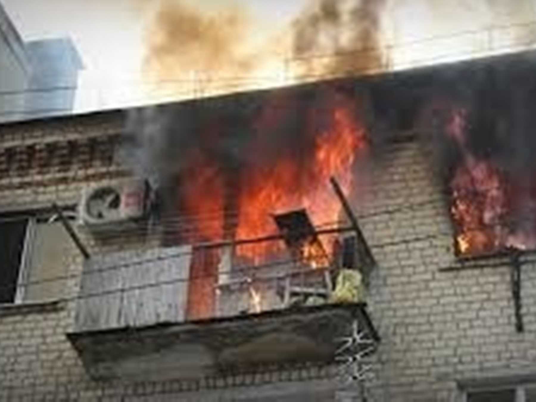 В Новочеркасске случился пожар в здании бывшего общежития