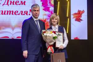 Сити-менеджер Ростова в преддверии Дня учителя наградил городских педагогов