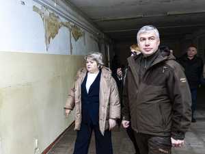 Глава администрации Ростова проверил, как проходит капремонт в образовательных учреждениях города