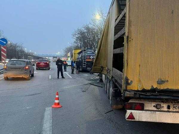 В аварии с грузовиками под Новочеркасском пострадал 30-летний мужчина