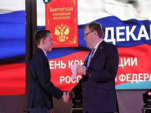 Александр Ищенко вручил паспорта юным жителям Батайска