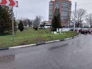 В Новочеркасске водитель врезался в новогодний стенд