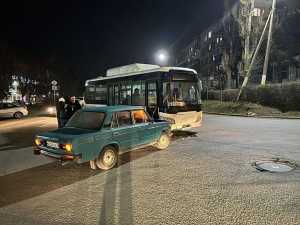 В Новочеркасске водитель легковушки протаранил автобус №1
