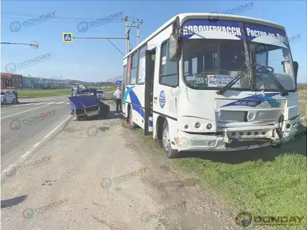 На трассе Аксай-Новочеркасск семейная пара пострадала в ДТП с рейсовым автобусом