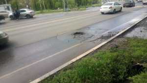 На улице Гагарина в Новочеркасске асфальт просел под провалившимся люком