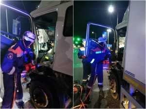На трассе под Новочеркасском водителя фуры зажало в кабине после аварии