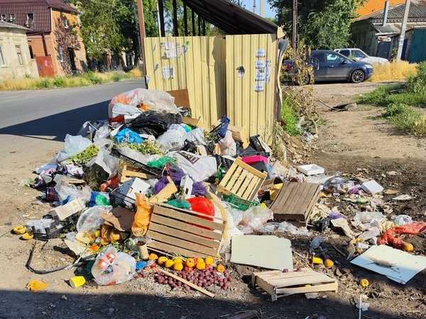 Жители Новочеркасска жалуются на горы мусора на улице Богдана Хмельницкого