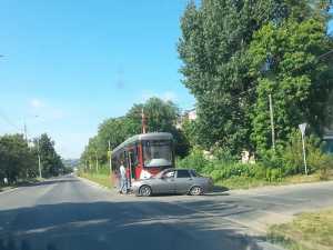 В Новочеркасске трамвай врезался в легковушку