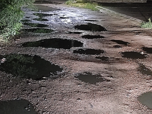 Жители Новочеркасска пожаловались на разбитые дороги на Ленгника и Добролюбова