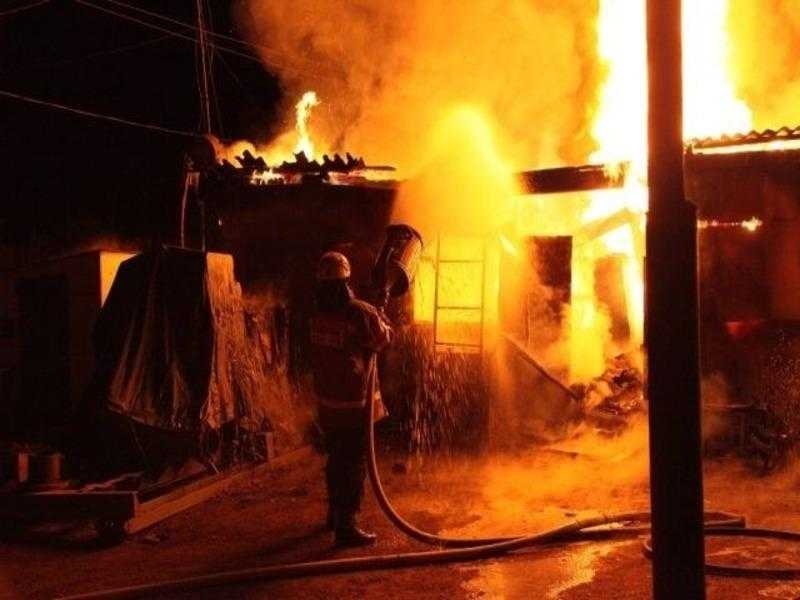 В Новочеркасске на улице Михайловской сгорел дом