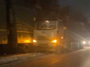 На въезде в Новочеркасск поезд протаранил грузовик