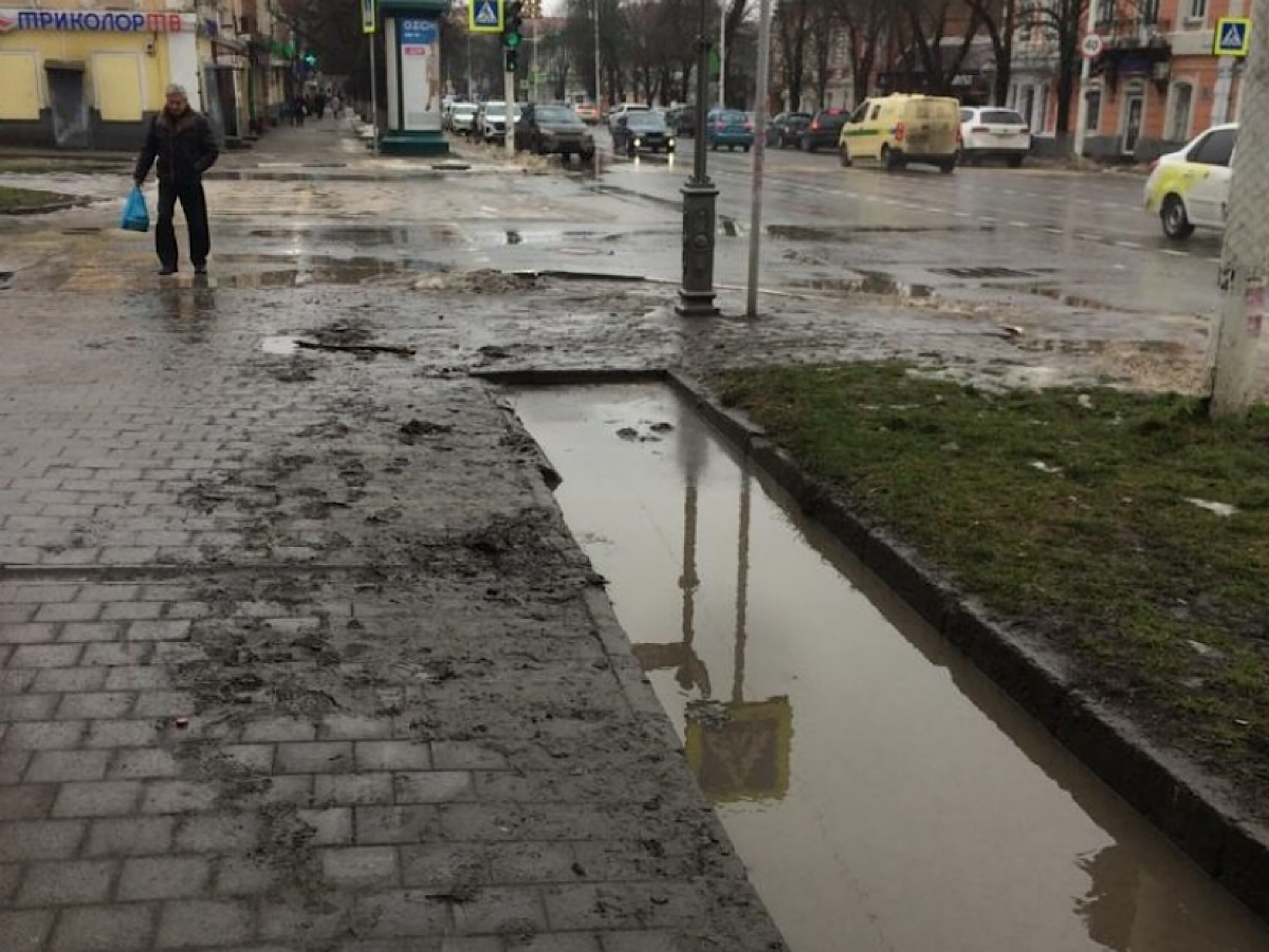 Жители Новочеркасска пожаловались на состояние тротуара на улице Дубовского
