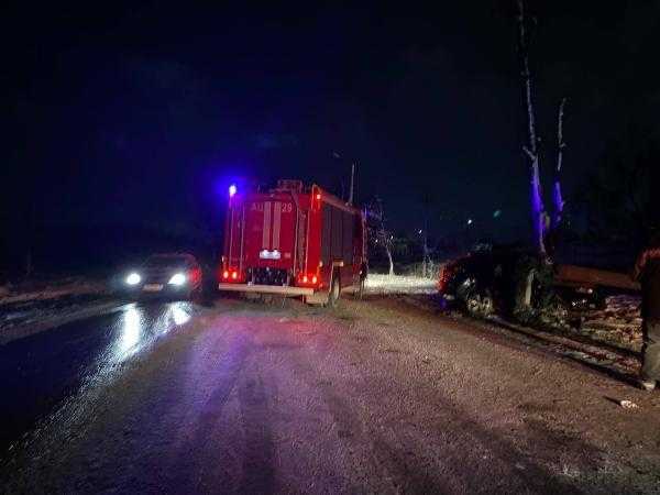 В Новочеркасске двое пострадали, врезавшись на авто в опору ЛЭП