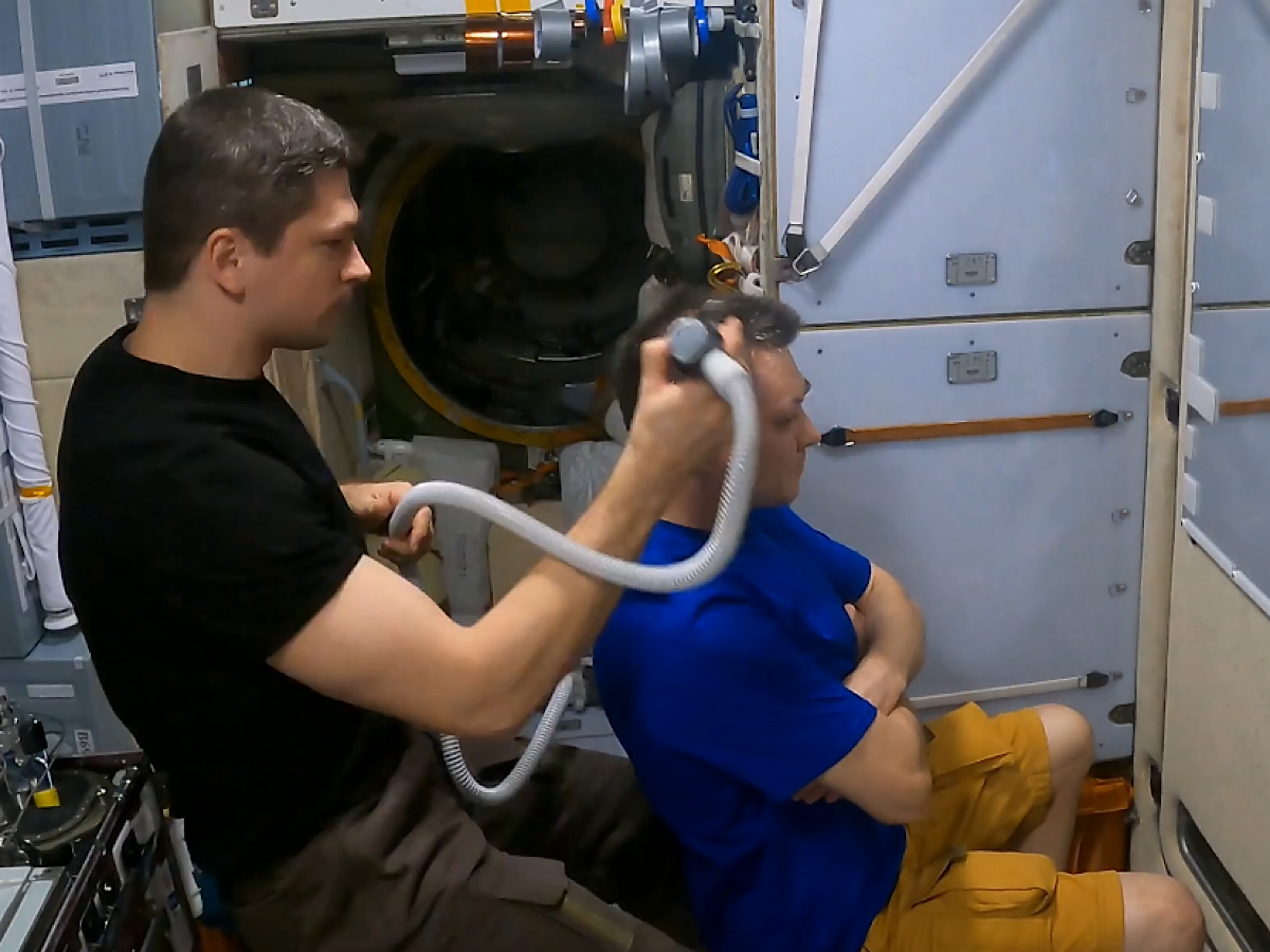 Космонавт из Новочеркасска подстриг коллегу в космосе