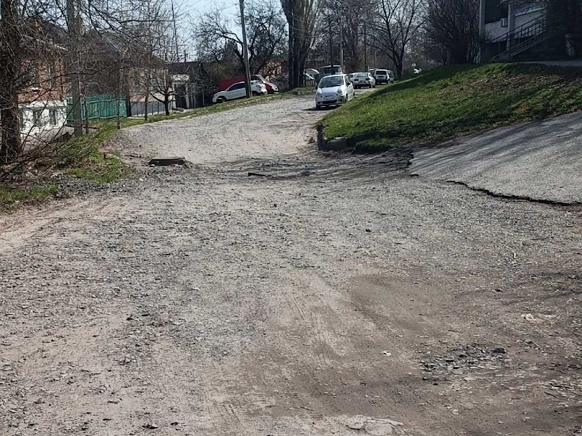 Жители Новочеркасска пожаловались на разбитую дорогу на Комсомольском