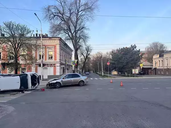 В Новочеркасске в ДТП с завалившейся легковушкой пострадали двое