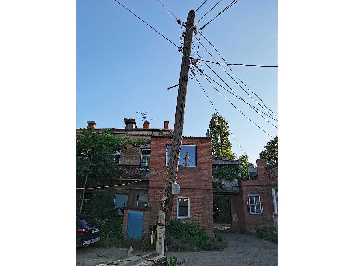 Жители Новочеркасска пожаловались на аварийный столб на Ермакова