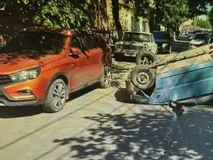 В Новочеркасске легковушка перевернулась на крышу в массовом ДТП