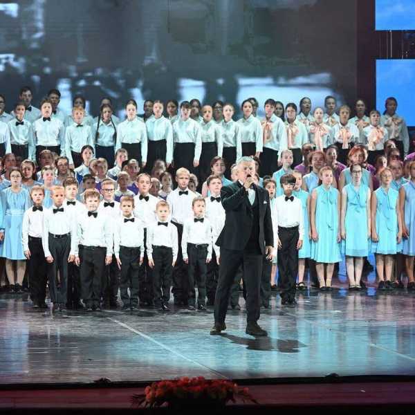 В преддверии Дня города Алексей Логвиненко вручил знаки отличия Почетным жителям Ростова