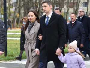 Уроженец Новочеркасска Николай Чуб показал жену и маленькую дочь