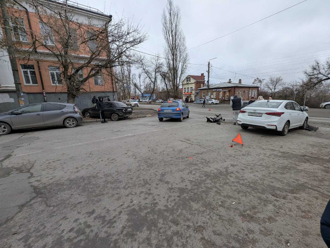 В Новочеркасске столкнулись три легковушк