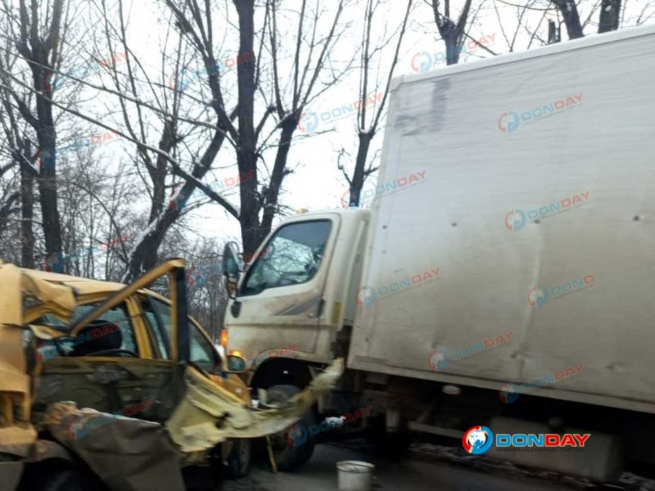 В Новочеркасске на Харьковском шоссе произошло ДТП с грузовиком