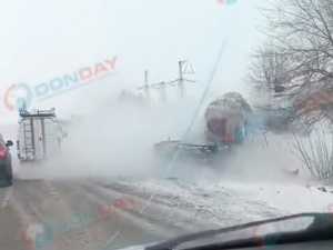 Грузовик с газом перевернулся на трассе под Новочеркасском