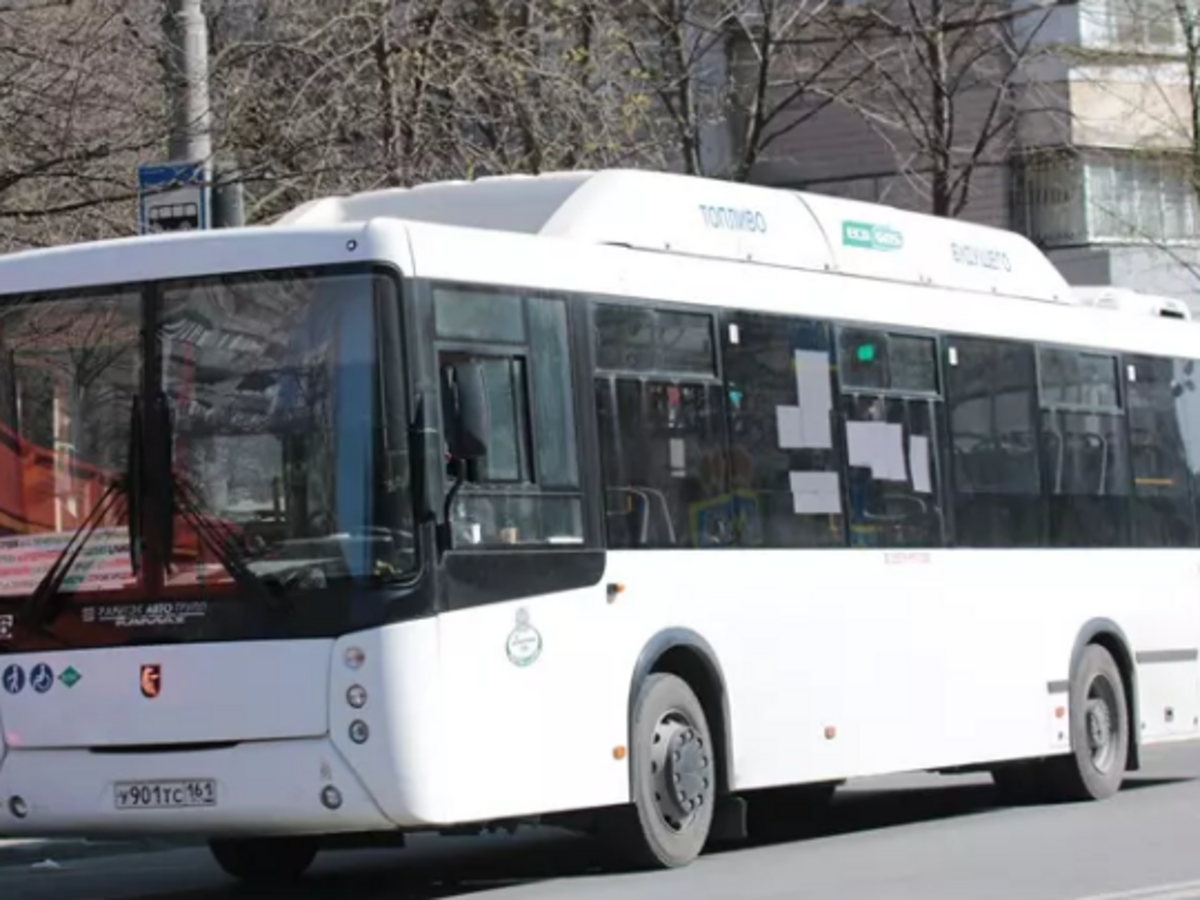 В Новочеркасске столкнулись автобус и легковушка