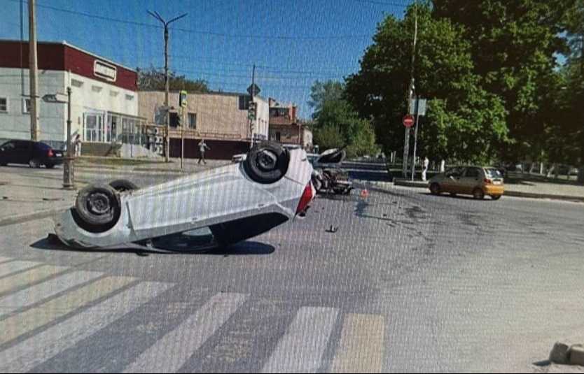В Новочеркасске водитель пострадал в ДТП с перевернувшимся автомобилем