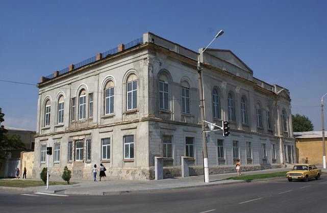 В Новочеркасске отреставрируют странное здание дворянского собрания