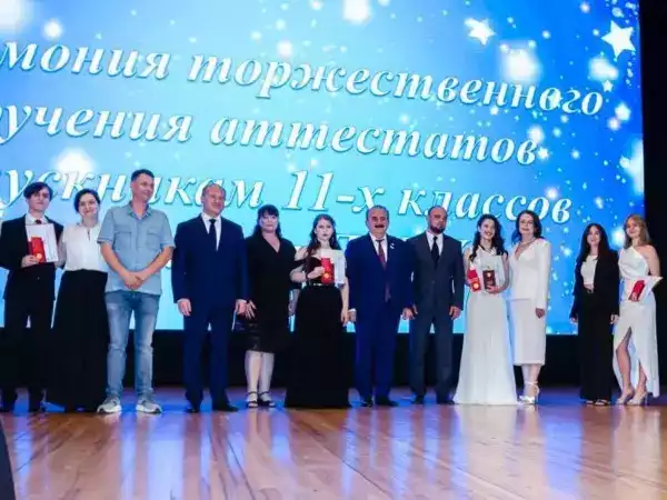 Глава Ростова Александр Скрябин наградил медалями выпускников на торжественном вручении аттестатов