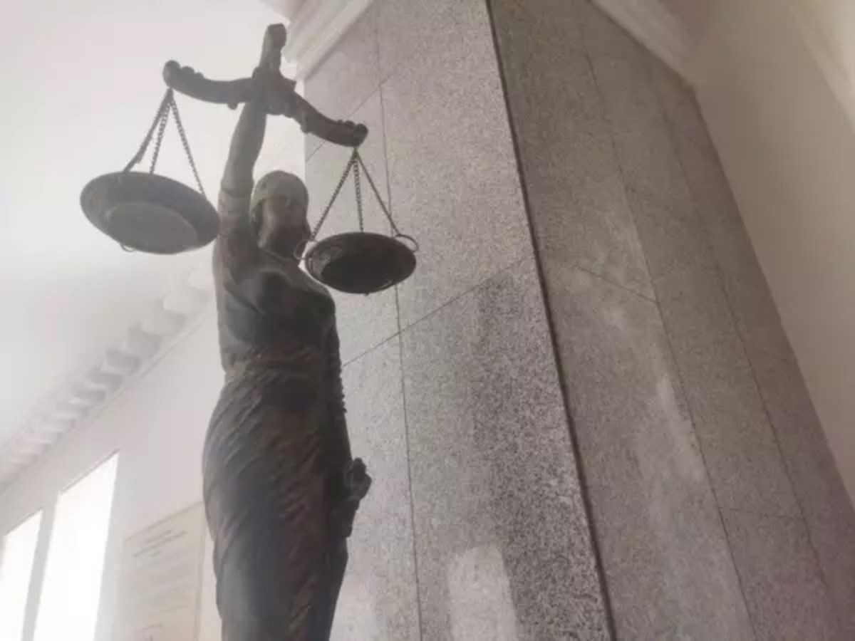 В Новочеркасске местный житель украл рабочую одежду с производства