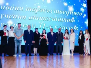 Глава Ростова Александр Скрябин наградил медалями выпускников на торжественном вручении аттестатов