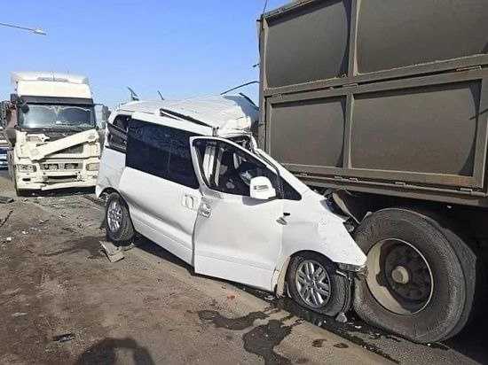 Под Новочеркасском в жестком ДТП с грузовиком пострадали 2 человека