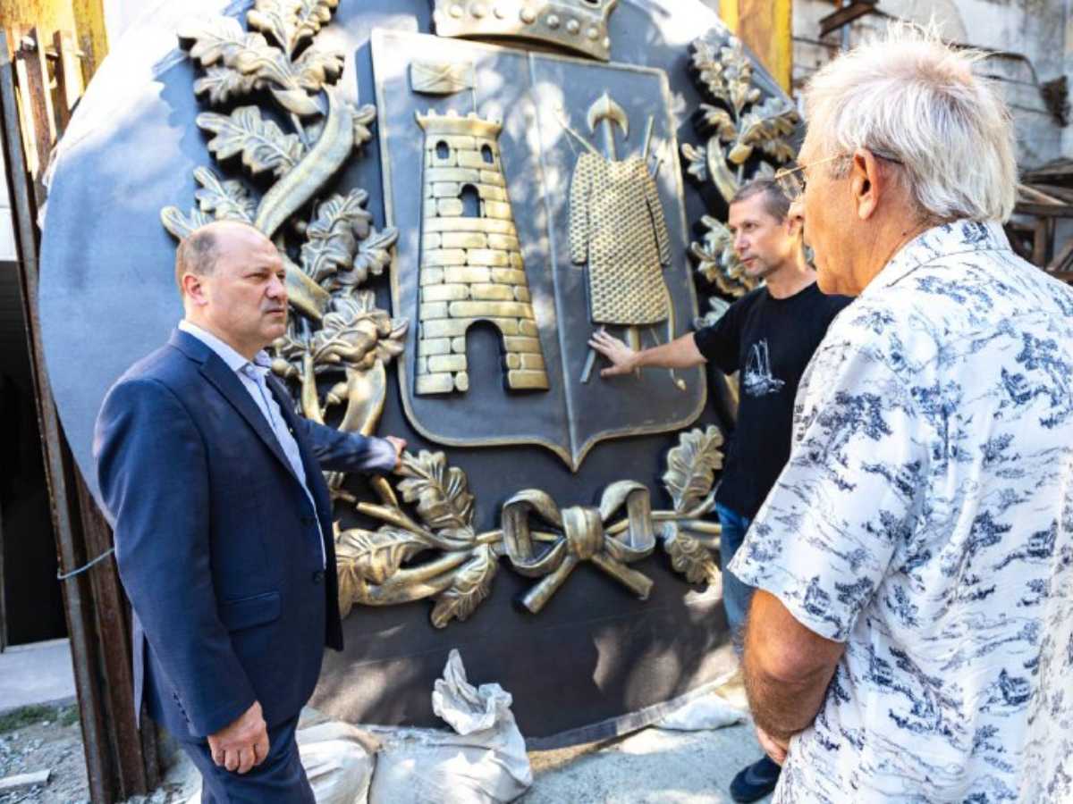 Глава Ростова Александр Скрябин посетил мастерскую Сергея Олешни