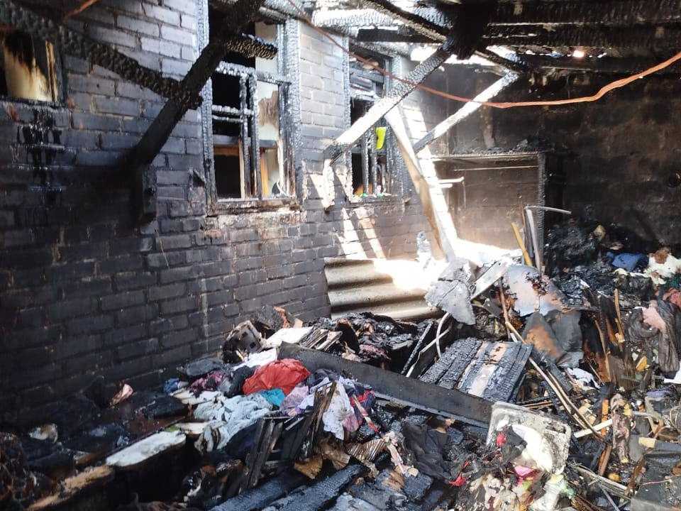 Дом, гараж и хозпостройка сгорели дотла в Новочеркасске из-за короткого замыкания