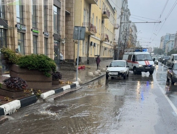 Коммунальные службы провели работы по расчистке ливневок в Ростове