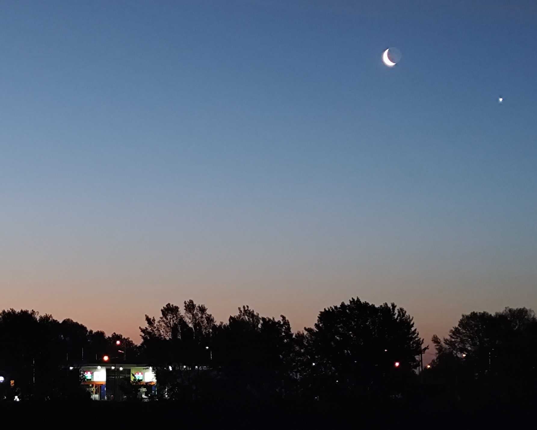 В Ростовской области во время атаки дронов повреждено здание миллеровских электросетей.