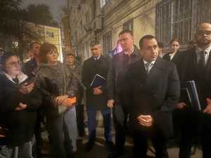 Глава Октябрьского района встретился с жителями дома на Ивановского