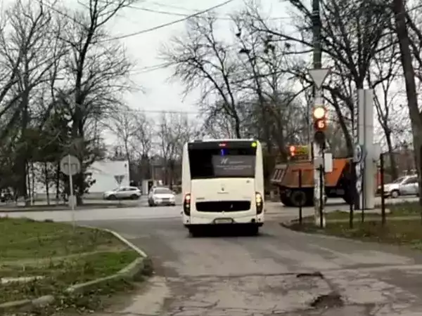 В Новочеркасске автобусы пропускают остановку у больницы