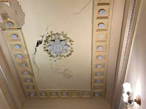 В Новочеркасске рушится здание бывшего Офицерского собрания