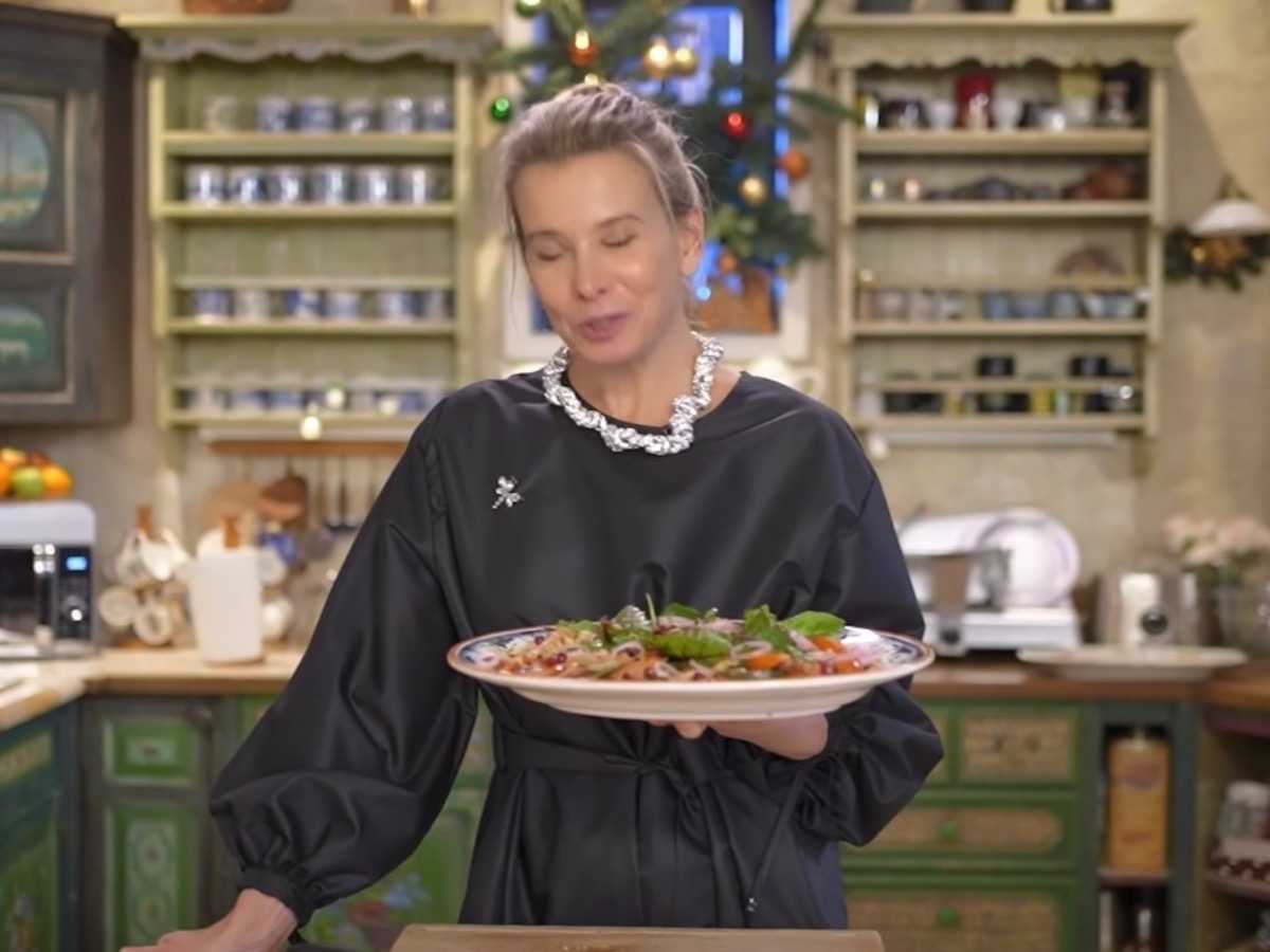 Юлия Высоцкая поделилась рецептом новогоднего оливье с гусем