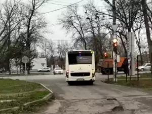 В Новочеркасске автобусы пропускают остановку у больницы