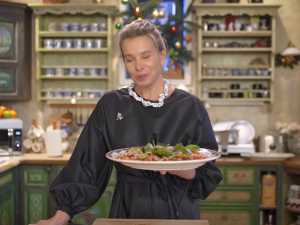 Юлия Высоцкая поделилась рецептом новогоднего оливье с гусем