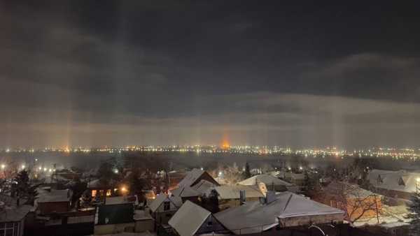 Северное сияние и световые столбы запечатлели жители Новочеркасска минувшей ночью